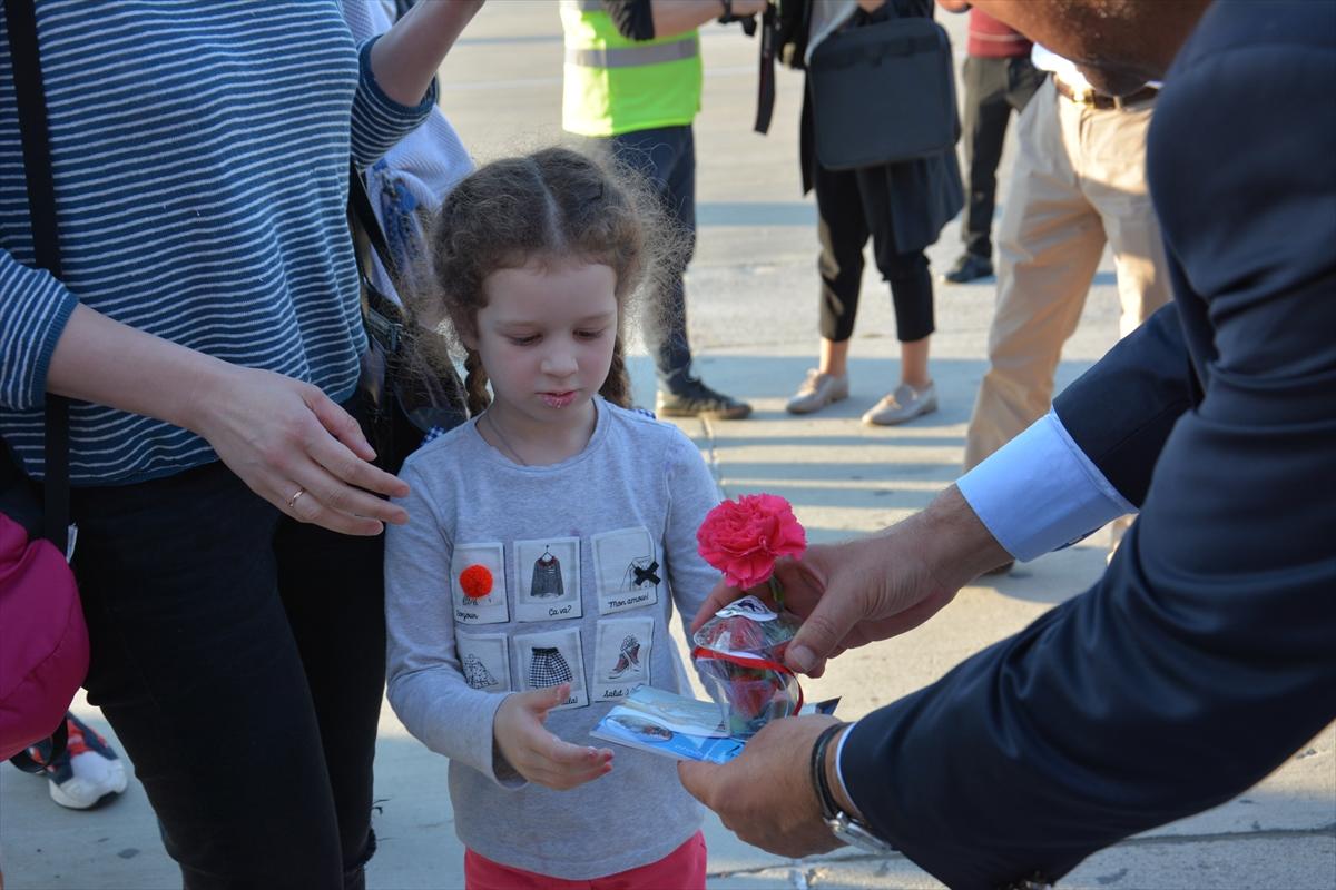 Rus turistler charter ile Alanya'ya geldi