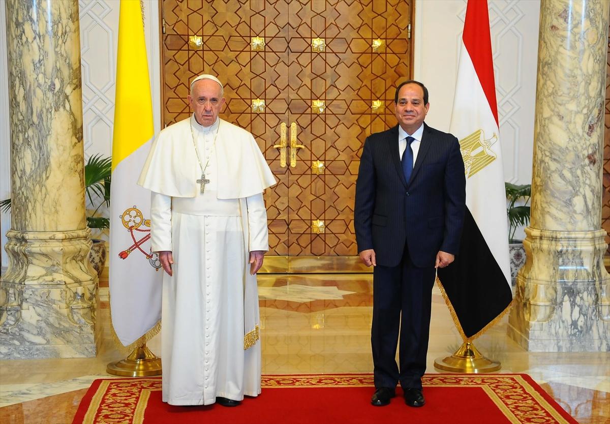 Darbeci Sisi Papa'yı ağırladı