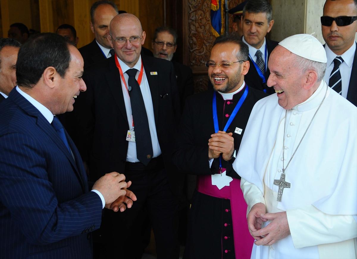 Darbeci Sisi Papa'yı ağırladı