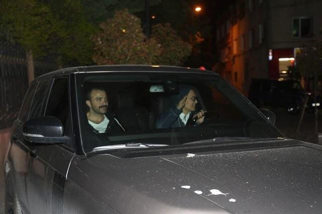 Demet Akalın makyajsız yakalanınca yüzünü kapattı