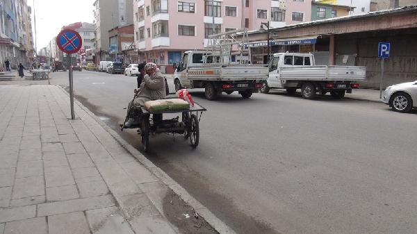 Çimento alan komşusunu el arabasında taşıdı