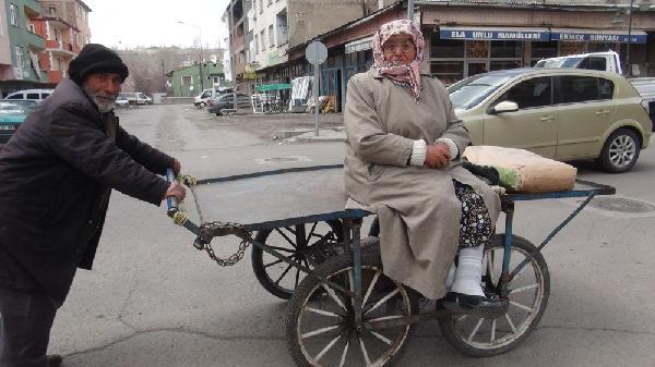 Çimento alan komşusunu el arabasında taşıdı