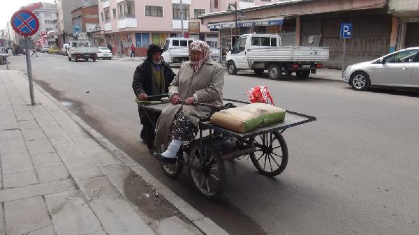 Çimento alan komşusunu el arabasında taşıdı