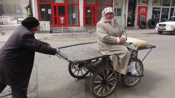 Çimento alan komşusunu el arabasında taşıdı