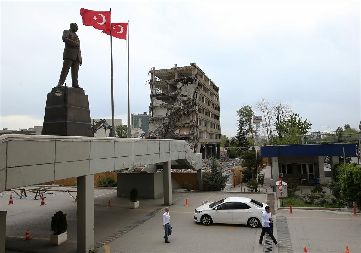 FETÖ'nün bombaladığı emniyet binası yıkılıyor