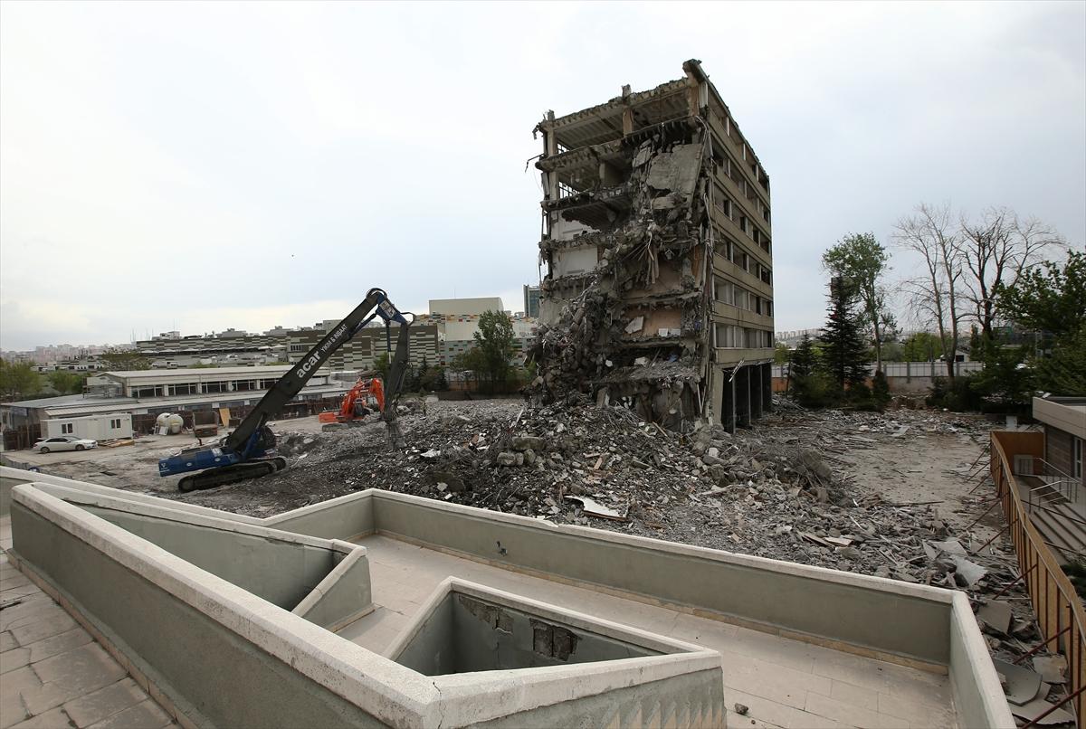 FETÖ'nün bombaladığı emniyet binası yıkılıyor