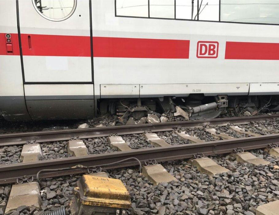 Dortmund'da tren raydan çıktı