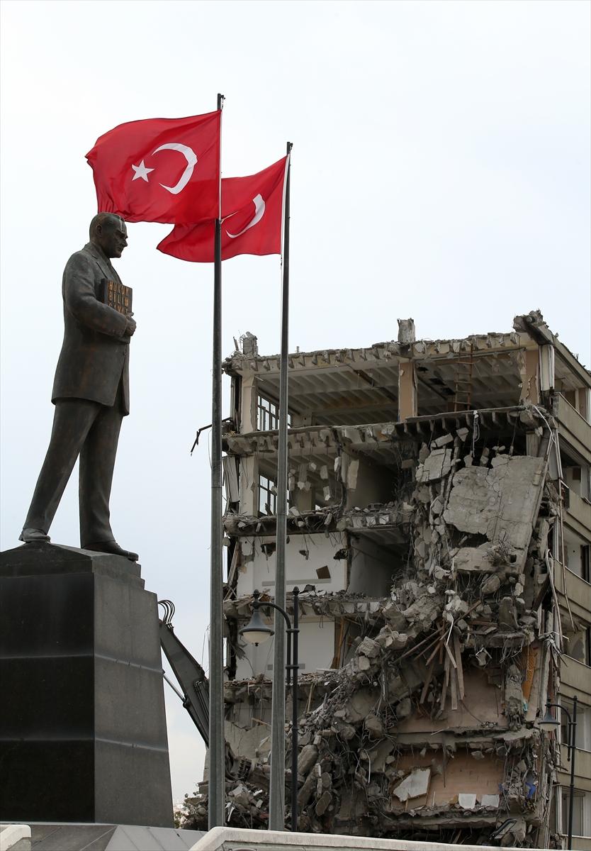 FETÖ'nün bombaladığı emniyet binası yıkılıyor