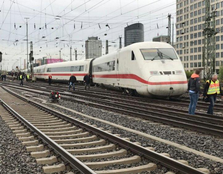 Dortmund'da tren raydan çıktı