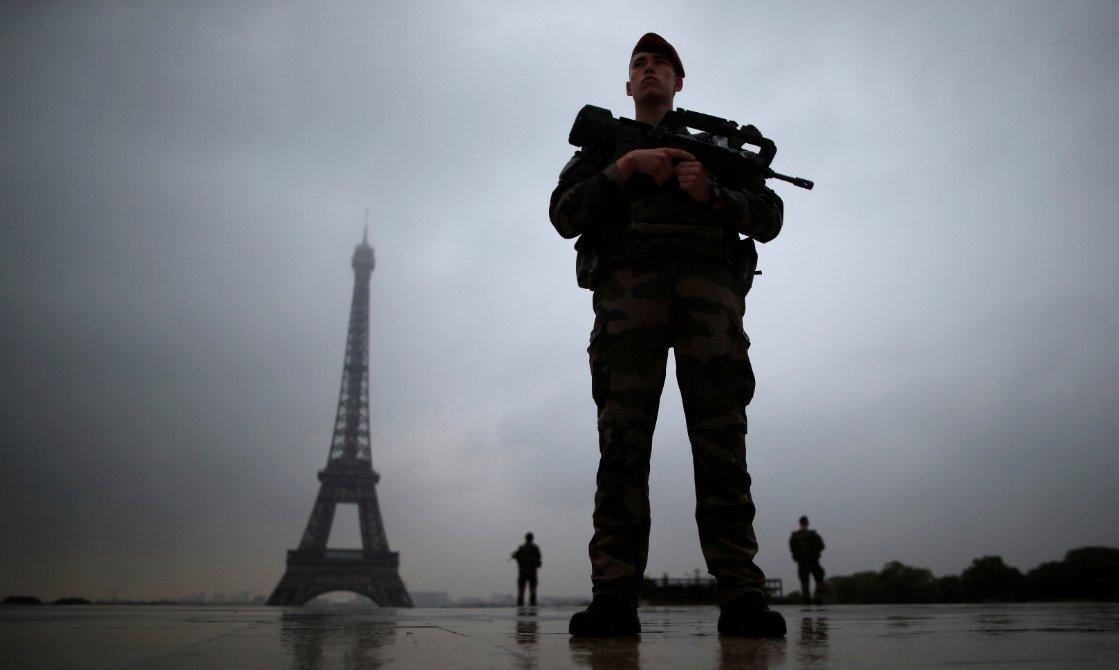 Fransız askerleri Paris'te sokağa indi