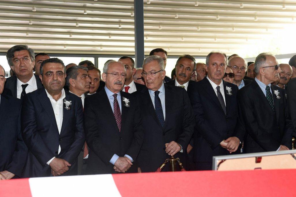 Kemal Kılıçdaroğlu ve Deniz Baykal cenazede buluştu