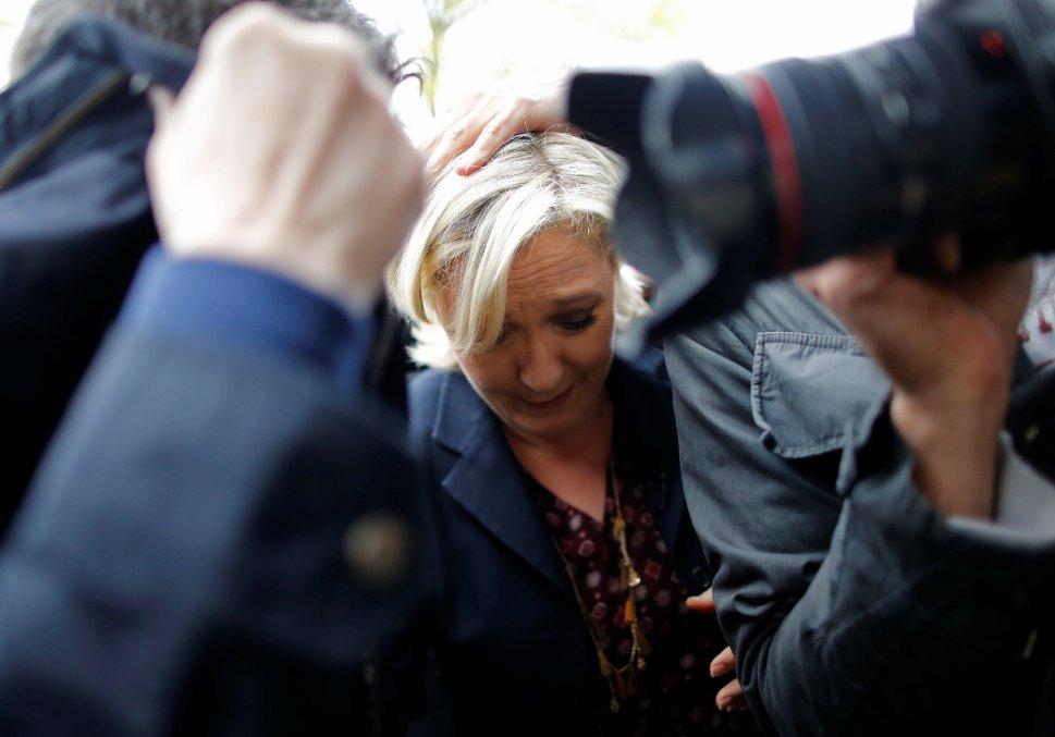 Protestocular Le Pen'e yumurta attı