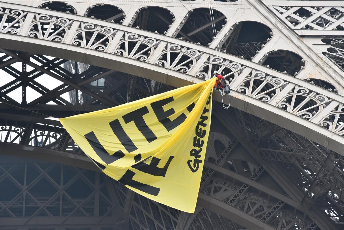 Eyfel Kulesi'nde Le Pen protestosu