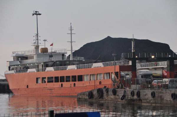Balıkesir'de feribot, kuru yük gemisi ile çarpıştı
