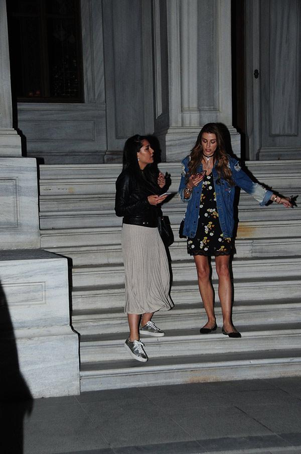 Özge Ulusoy arkadaşlarıyla eğlendi