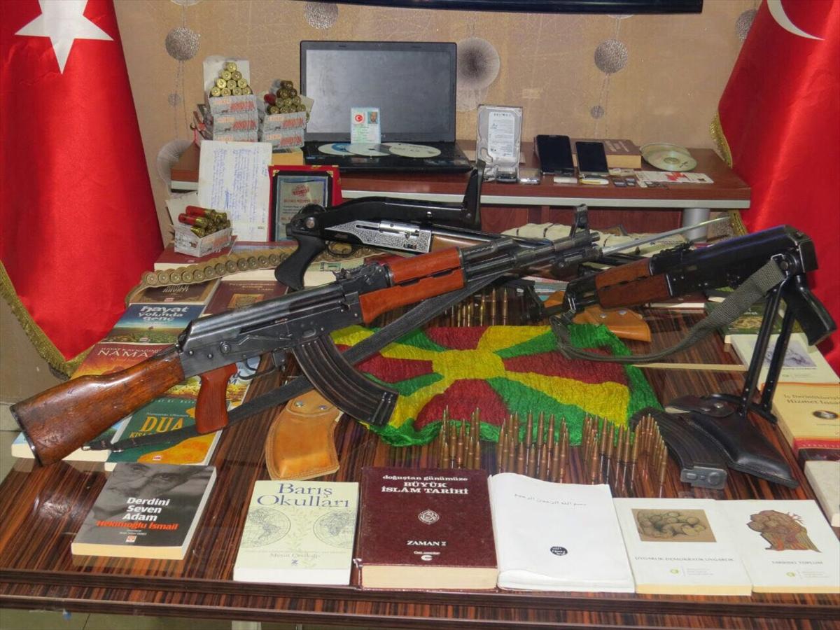 Evinde FETÖ, PKK ve DEAŞ materyalleri ele geçirildi