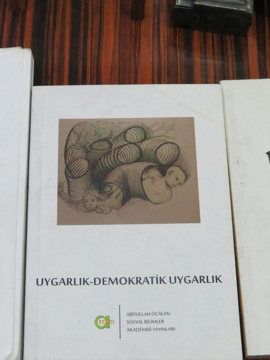 Evinde FETÖ, PKK ve DEAŞ materyalleri ele geçirildi