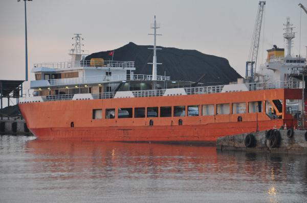 Balıkesir'de feribot, kuru yük gemisi ile çarpıştı