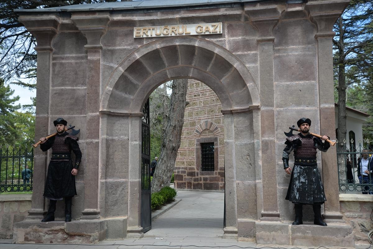 Ertuğrul Gazi Türbesi'nde saygı nöbeti