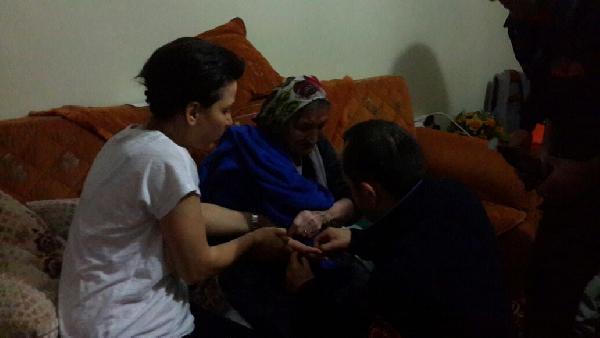 Yaşlı kadının parmağına sıkışan yüzüğü itfaiye çıkardı