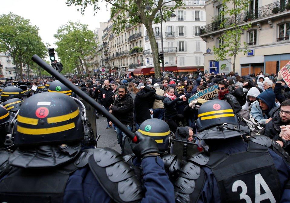 Fransız protestocular sokağa döküldü