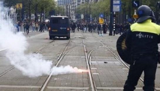 Hollanda'da sokaklar karıştı