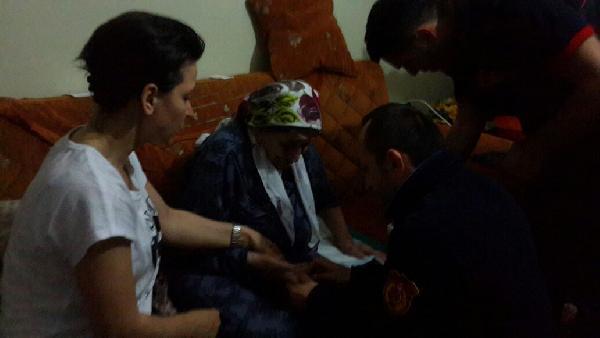 Yaşlı kadının parmağına sıkışan yüzüğü itfaiye çıkardı