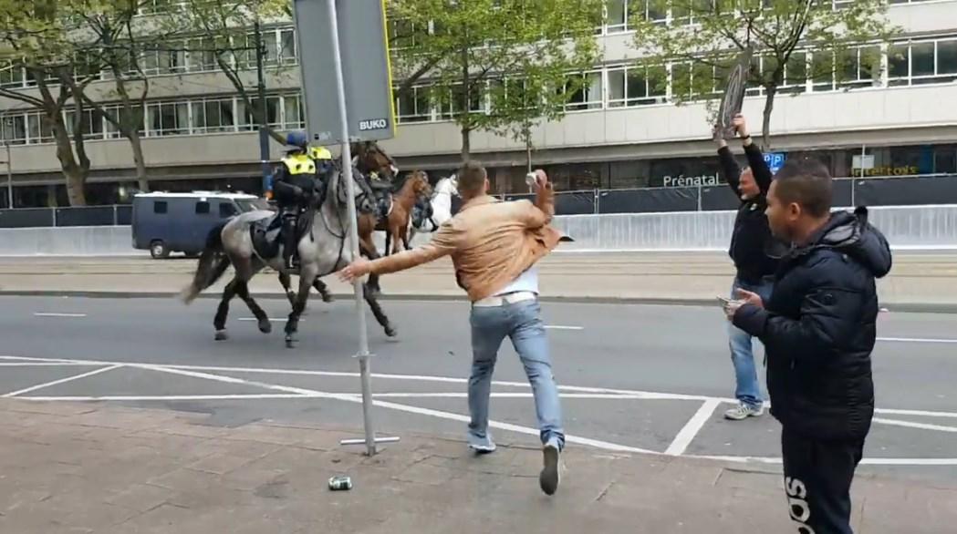 Hollanda'da sokaklar karıştı