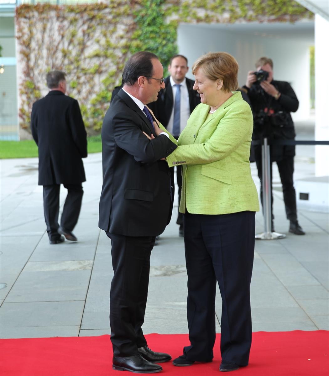 Hollande, Merkel'e veda etti