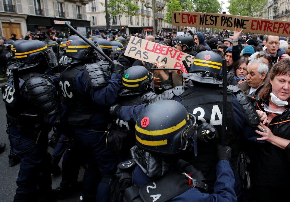 Fransız protestocular sokağa döküldü