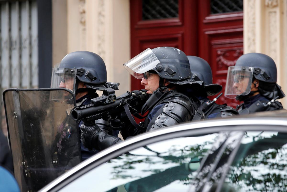 Fransız protestocular sokağa döküldü