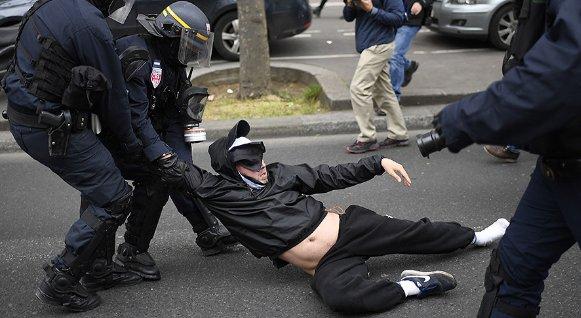 Fransız protestocular sokağa döküldü
