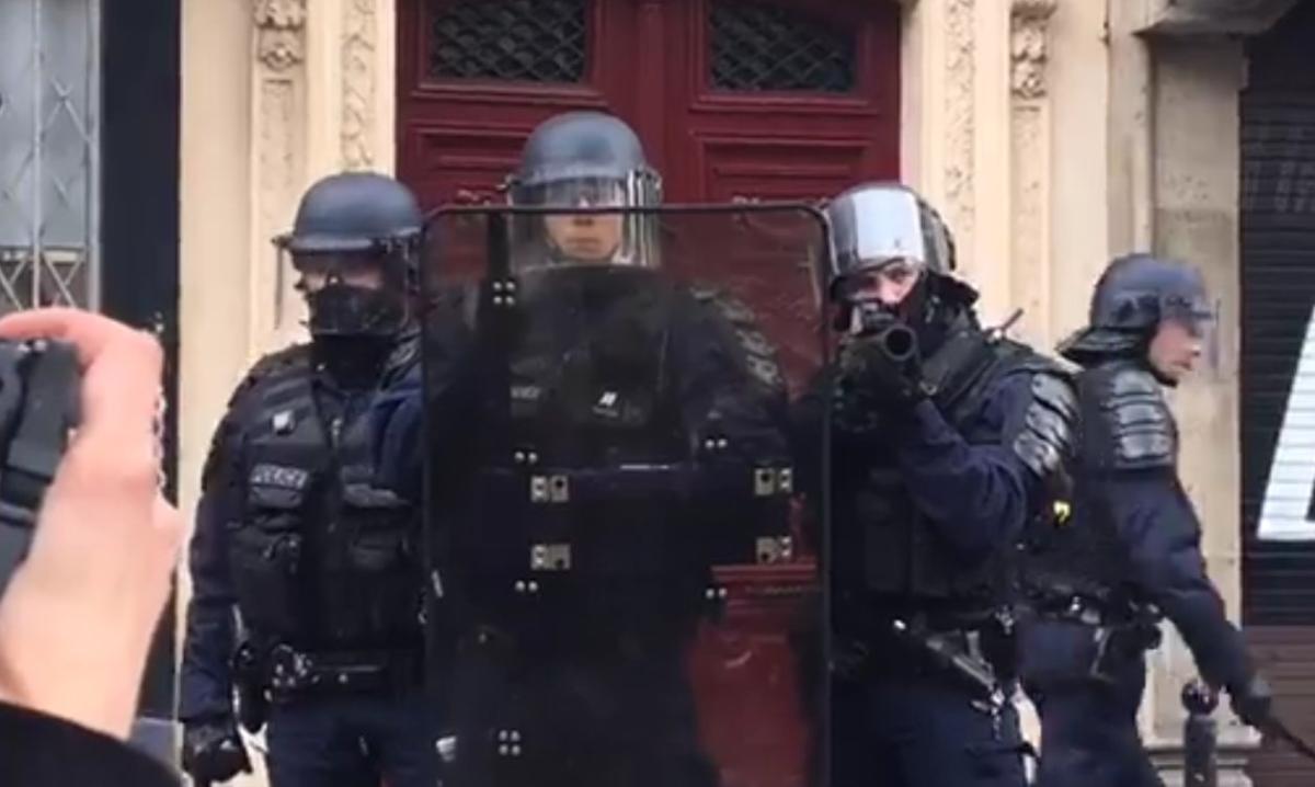 Fransız protestocular sokağa döküldü