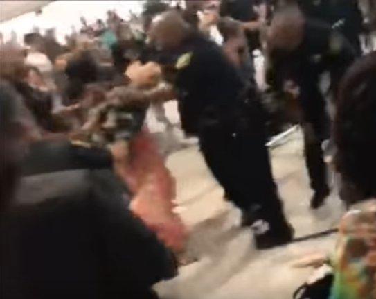 Spirit Airlines yolcuları polislerle kavga etti