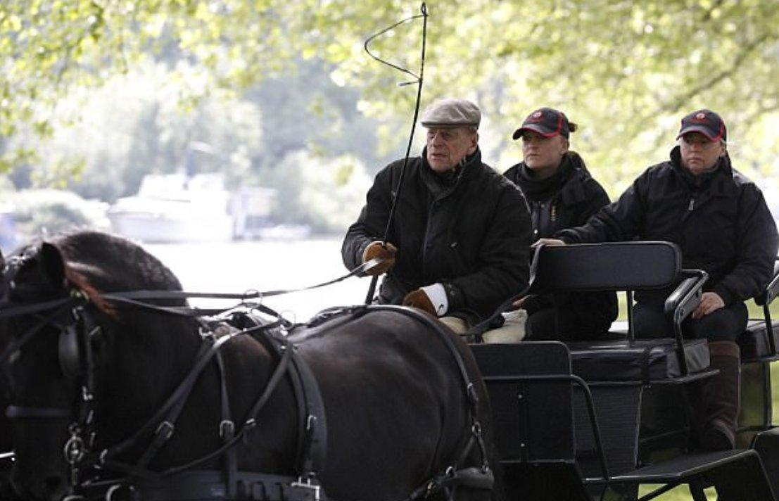 Emekli Prens at arabası kullandı