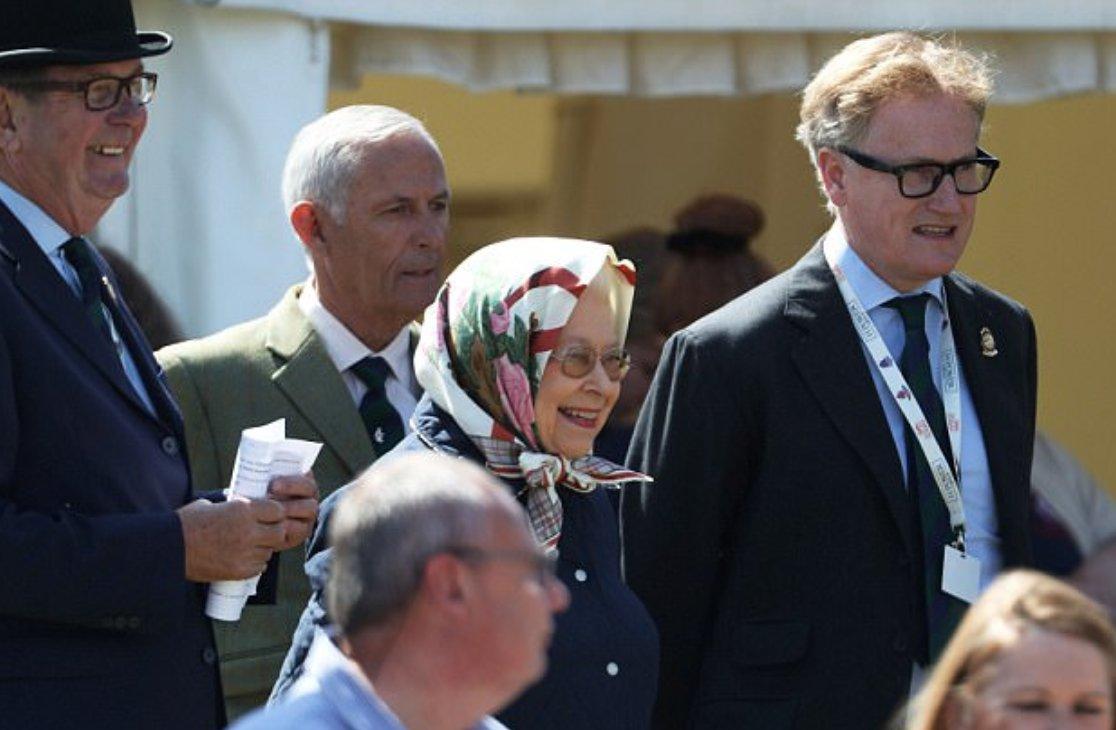 Emekli Prens at arabası kullandı