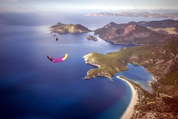 Yer çekimine meydan okuyan paraşütçü