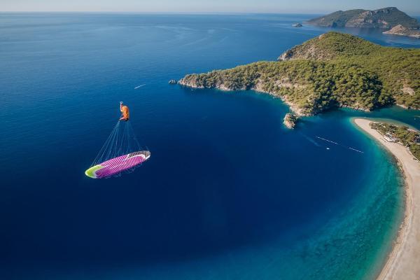 Yer çekimine meydan okuyan paraşütçü