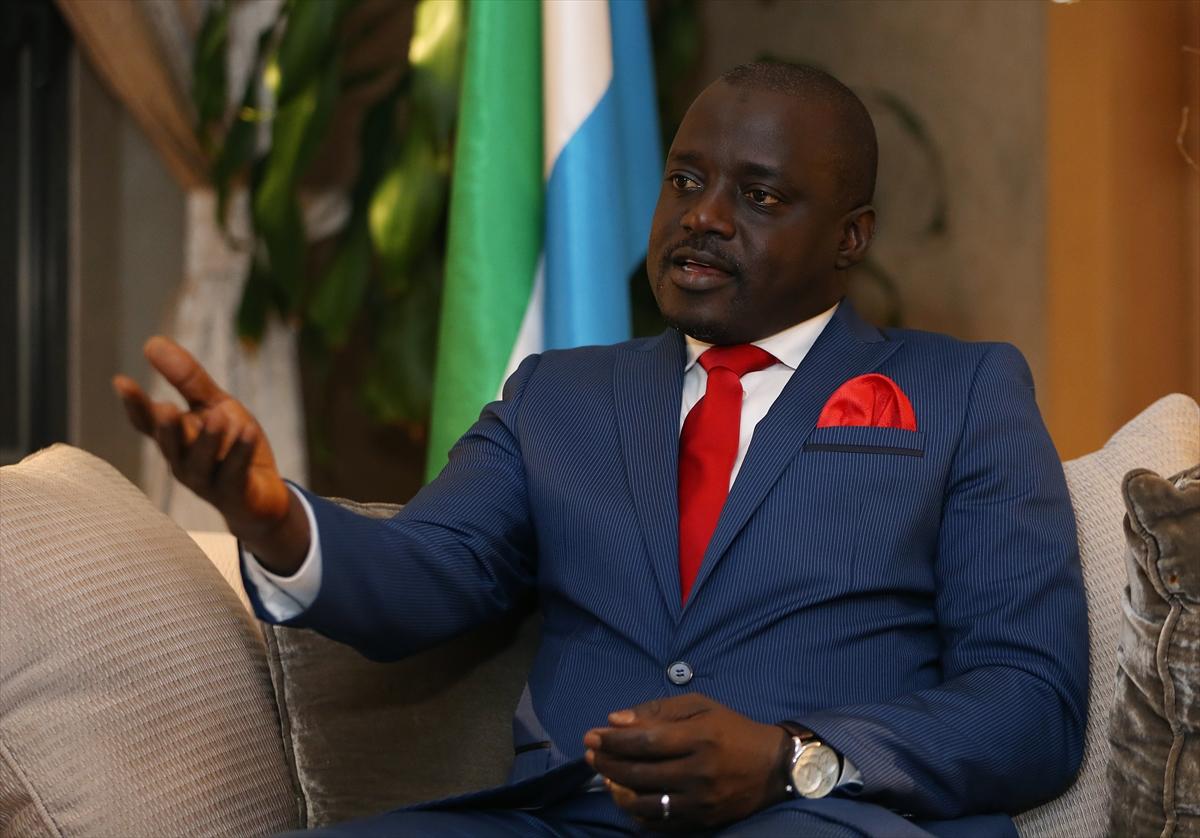 Mülteci olarak gitti bakan olarak döndü