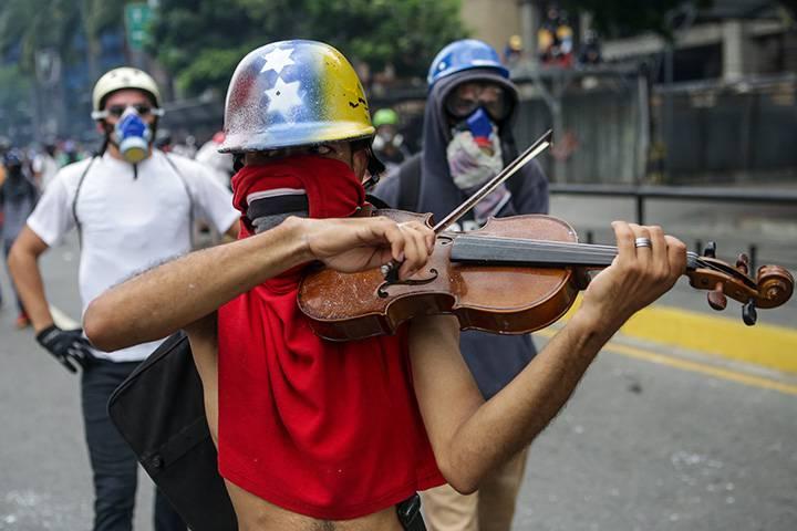 Venezuela'da keman çalan protestocu