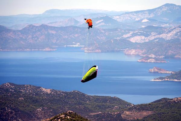 Yer çekimine meydan okuyan paraşütçü
