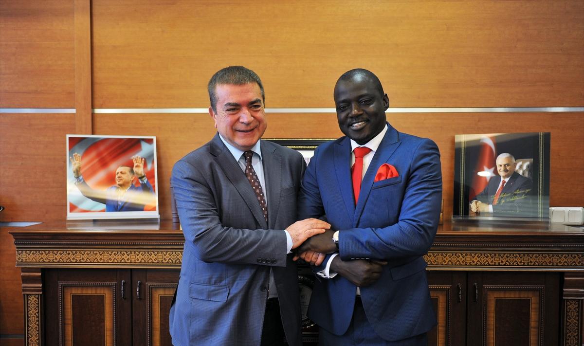 Mülteci olarak gitti bakan olarak döndü