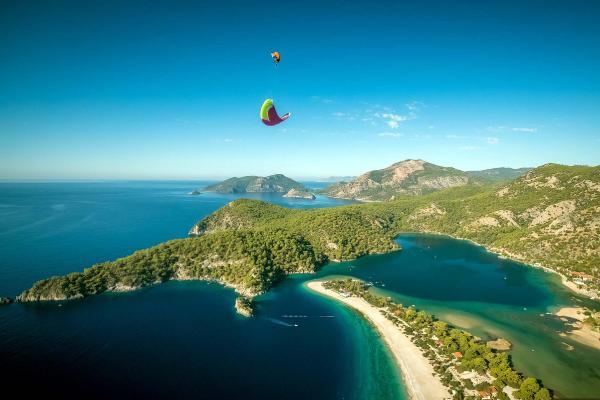 Yer çekimine meydan okuyan paraşütçü