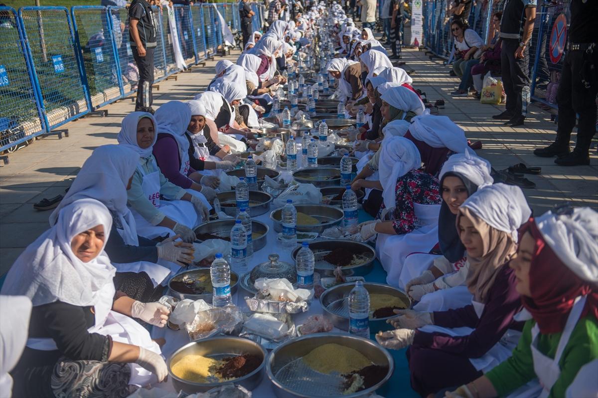 400 kadınla çiğ köfte yoğurma rekoru