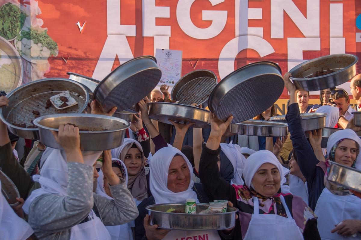 400 kadınla çiğ köfte yoğurma rekoru