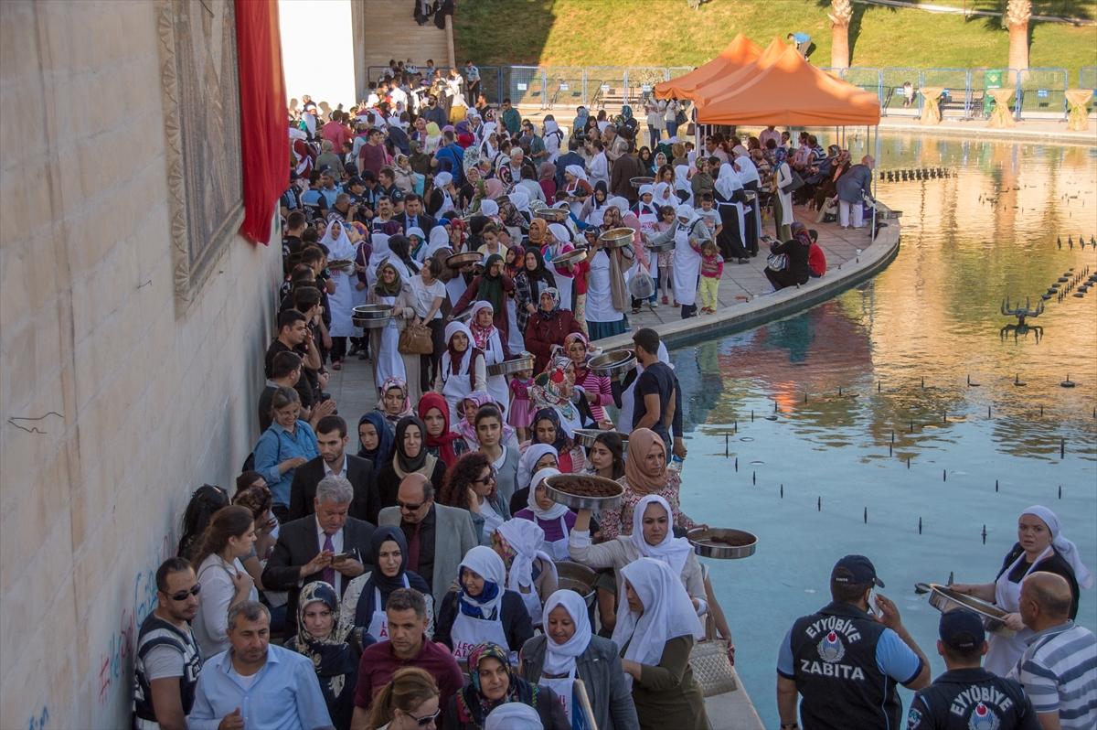 400 kadınla çiğ köfte yoğurma rekoru