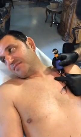 Fatih Portakal deniz kızı dövmesi yaptırdı