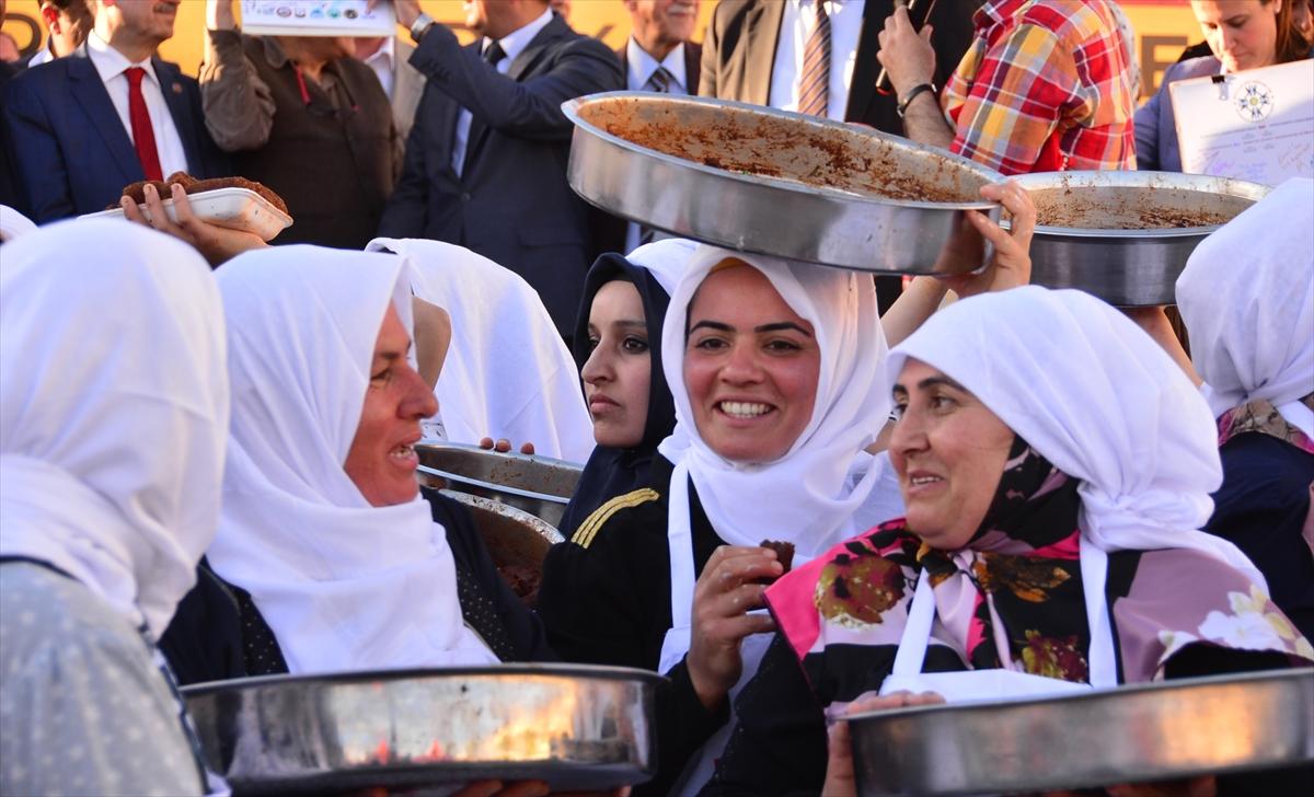 400 kadınla çiğ köfte yoğurma rekoru