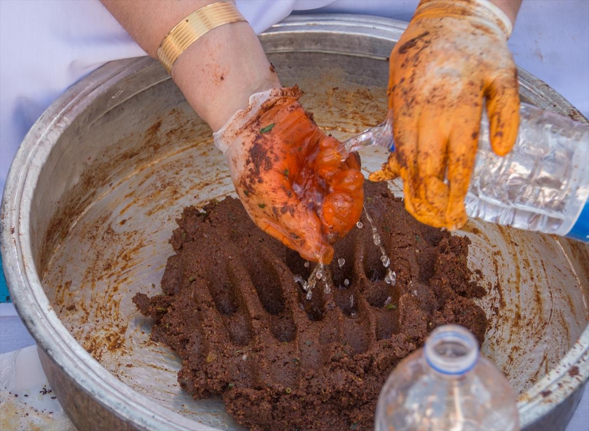 400 kadınla çiğ köfte yoğurma rekoru