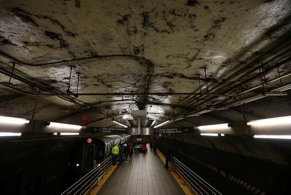 New York metrosunu bakımsızlıktan fareler bastı
